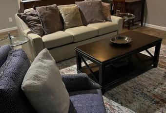 Chic Rancher 7BR Compound Near Graceland & Airport has Balcony rooms