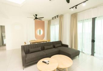 Top floor Seaview pent house 3BR 10pax has Balcony rooms