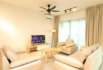 Top floor seaview pent house 3BR 11pax has Balcony rooms