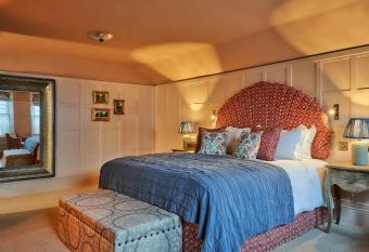 The White Horse allows 18 year olds to book a room