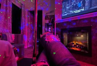 Goldielox Studios has Balcony rooms