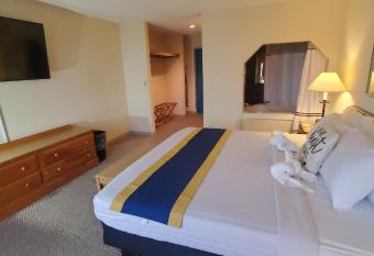 Amish Inn has rooms with a private hot tub