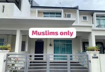 KakCheq Homestay has Balcony rooms