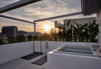 Bond Smart Living Suites has rooms with a private hot tub