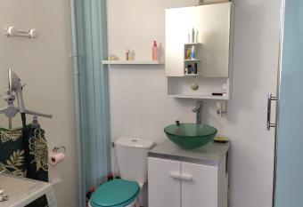 T2 pour 2    4 personnes - ligne 14 kremlin Bic  tre has Balcony rooms