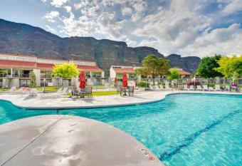 Condo in Crescent Bar has rooms with a private hot tub