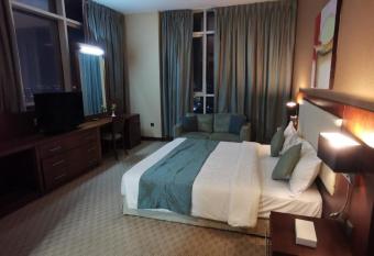 Blumont Capital Tower Apartments has rooms with a private hot tub