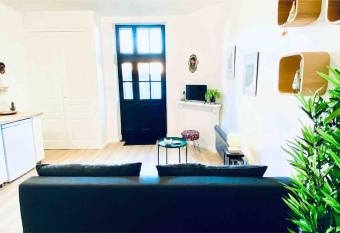 Jolie maison avec jardin au calme en ville has Balcony rooms