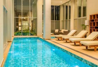 Apto Lujoso, piscina climatizada, jacuzzi, gym Piso 16 has rooms with a private hot tub