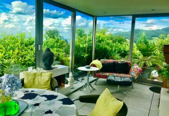 Exklusive Wohnung mit Panorama von Schwarzwald bis zu den Vogesen allows 18 year olds to book a room