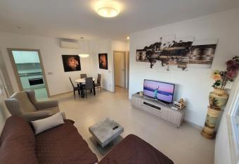 Chalet adosado acogedor Busot has rooms with a private hot tub