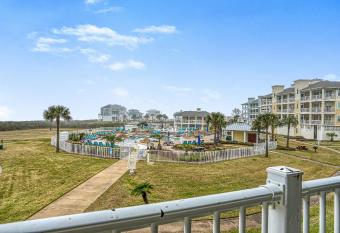 Coastal Bliss-Calling all beach, and bay lovers. has rooms with a private hot tub
