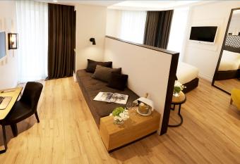 Serras Barcelona has rooms with a private hot tub