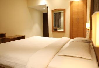 Mount Manor has Smoking rooms