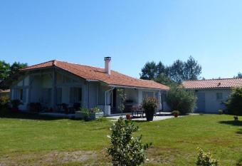 les rouges gorges allows 18 year olds to book a room