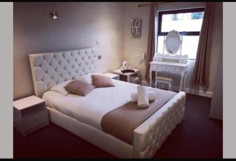 The R Inn Hotel allows 18 year olds to book a room