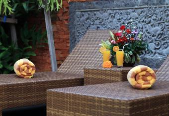 Honeymoon Green Villa has rooms with a private hot tub