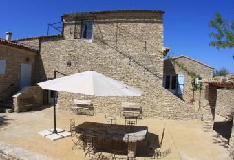 Les Pres de Gordes has rooms with a private hot tub