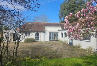 English Farmhouse Cottage has Balcony rooms