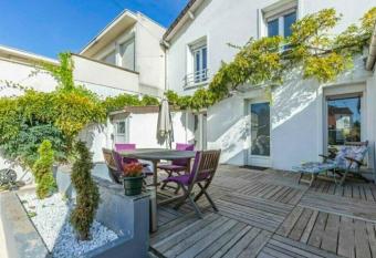 Grande maison 3 chambres has Balcony rooms