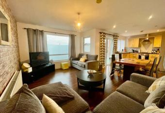 2 bedroom City-Centre apartment with Free parking has Balcony rooms