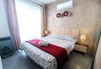 Central 2BR Apartment with Balcony by Apricus Design has Balcony rooms