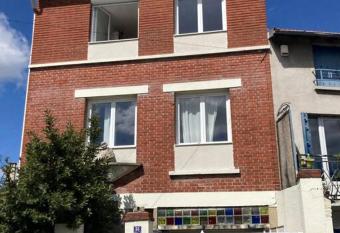 Jolie Maison proche m  tro has Balcony rooms