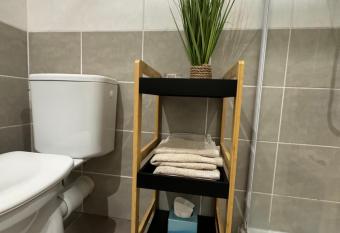 Studio Proven  al - Proche d Aix has Balcony rooms