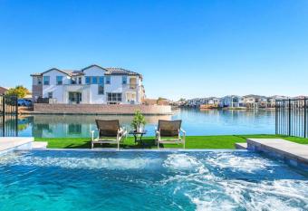 Lake Front Villa W/4 Master bedrooms /Coachella has rooms with a private hot tub