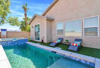 Indio Vacation House Perfect For Golfers & Family. has rooms with a private hot tub