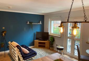 Rustic Top Floor West End Pad With Balcony, Parking next to Byers Road, Aston Lane, Glasgow Uni has Balcony rooms