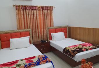 FAMIlYGUESTHOUSE KARACHIAIRPORT allows 18 year olds to book a room