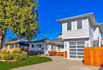 LOCATION LOCATION LOCATION IMMACULATE 1 BEDROOM SUITE allows 18 year olds to book a room