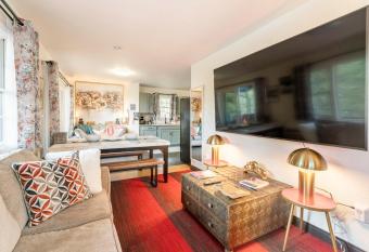 Blue Sparrow's Nest has Balcony rooms