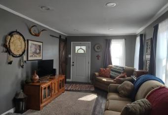 Cheerful 2 bedroom home near Rt. 66 has Balcony rooms