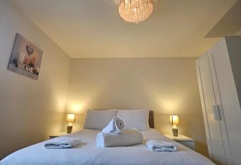 Comfy 3 Bed Home has Balcony rooms