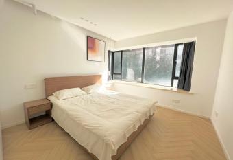 Shanghai Jing an Temple, Sunny Capital, Deluxe Three-Bedroom Apartment B&B, Extra Large Space has rooms with a private hot tub