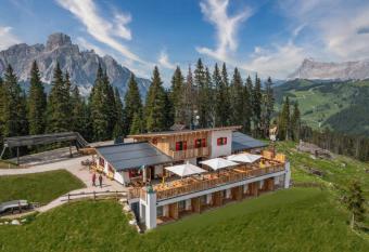 Rifugio Cr  p de Munt has Balcony rooms