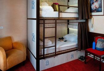 Rosalita Hostel allows 18 year olds to book a room