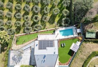 Victory Garda Relais - swimming pool-jacuzzi-bbq has rooms with a private hot tub