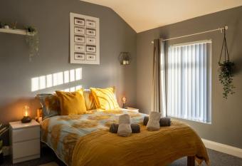 Vibrant City Centre Townhouse With Free Parking rare Outdoor Patio has Balcony rooms