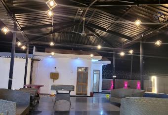 Marks Farm has Smoking rooms