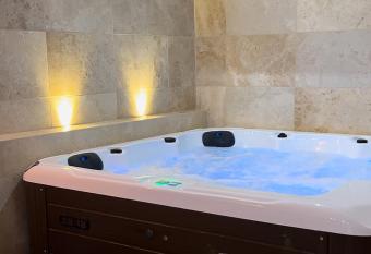 La nuit de r  ve Suite privative Jaccuzi Sauna Suite 2 has rooms with a private hot tub