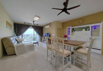 YOU 1272sqft 3 Bed-Room Unit with Netflix WiFi has Balcony rooms