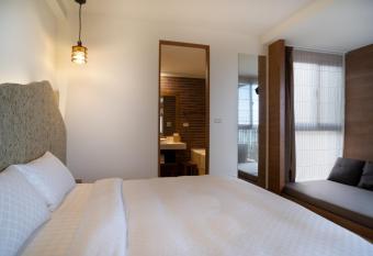                   Sinasera Resort has rooms with a private hot tub