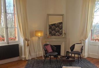 Le Manoir du Moulin de Madame has rooms with a private hot tub