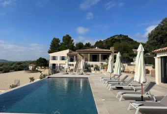 Villa Marie - Domaine Cavalery has rooms with a private hot tub