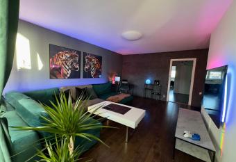 Exotisk l  genhet/ Friparkering allows 18 year olds to book a room