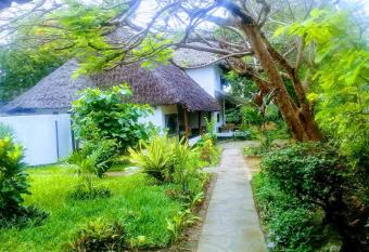 Diani Banda Cottages has Balcony rooms