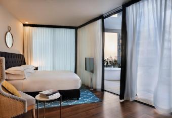 Brown Beach House Tel-Aviv, a member of Brown Hotels has rooms with a private hot tub